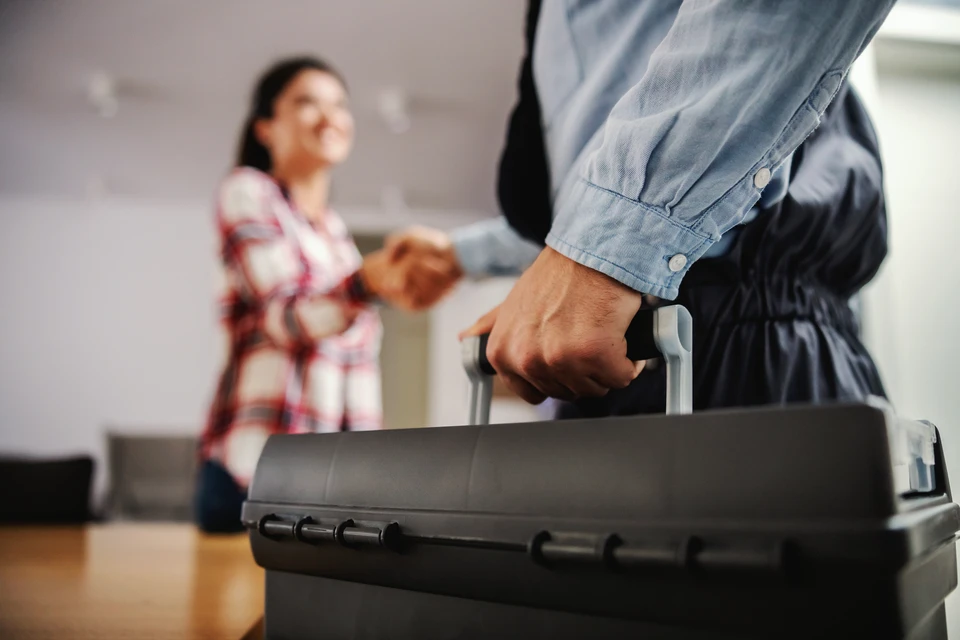 Réparateur professionnel expliquant le futur plan de conception de maison à une jeune femme
